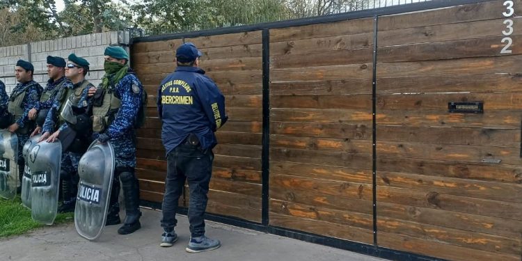 PUNTA ALTA: : Investigan a los responsables de un hogar de ancianos por usar sus datos para obtener dinero  Allanan dos domicilios de Punta Alta en busca de elementos de interés en el marco de una investigación por una defraudación informática que habría sufrido un hombre, quien se encontraba internado en un hogar de ancianos.