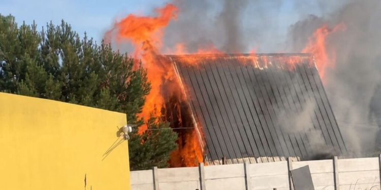 MONTE HERMOSO: Falleció una mujer al incendiarse la casa en el balneario Sauce Grande Un incendio de importantes proporciones afectó una vivienda de Sauce Grande y obligó a trasladar al hospital a una mujer que se encontraba dentro de la propiedad.