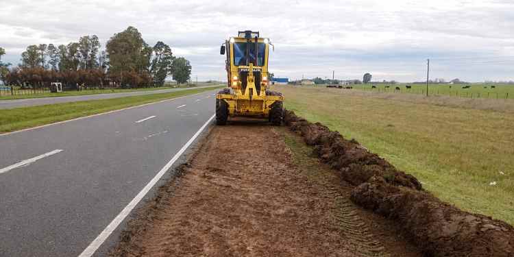 Solicitan transitar con precaución por la ruta 78 que une la 3 con Monte Hermoso La intervención se lleva adelante en el tramo que une Monte Hermoso con la Ruta Nacional 3 e incluye tareas de perfilado y nivelación para mejorar las condiciones de seguridad vial.