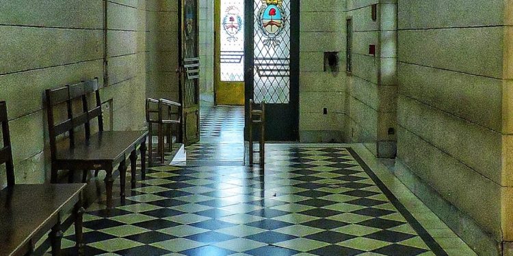 Coronel Suárez: Condenan a un mujer por privación ilegal de la libertad y robo  El Tribunal Oral Criminal N.º 2 condenó a Ianina Carrizo a la pena de 3 años de prisión en suspenso, por haber retenido a un hombre en un departamento mientras le exigía la entrega de dinero a punta de pistola, junto a otras dos personas.