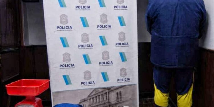 PATAGONES: Quedó detenido un hombre con casi 50 bochas de cocaína  A pedido del fiscal Mauricio Del Cero, titular de la UFIJ N°19, el Juzgado de Garantías N.º 3 ordenó convertir en detención la aprehensión que sufría Federico Gastón Manquenao, quien fue encontrado en la vía pública con envoltorios de cocaína.