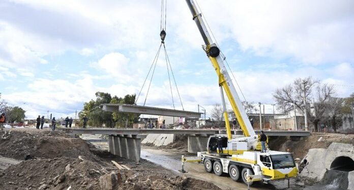 BAHIA BLANCA: Avanzan las obras del nuevo puente de Pampa Central sobre el Canal Maldonado  El Municipio de Bahía Blanca informa que la obra del nuevo puente en calle Pampa Central, sobre el Canal Maldonado, que financia íntegramente el Gobierno de la Provincia de Buenos Aires, ha ingresado en una fase decisiva de su ejecución.