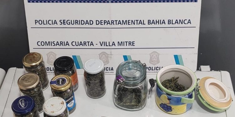 BAHIA BLANCA: Terminó aprehendido por tener 11 frascos con marihuana en su casa  En el marco de un llamado al 911 por violencia de género, efectivos del Comando de Patrullas de Bahía Blanca aprehendieron a Agustín Francisco Tarrio por tener en su domicilio de calle Marcos Mora al 100, 11 frascos con marihuana.