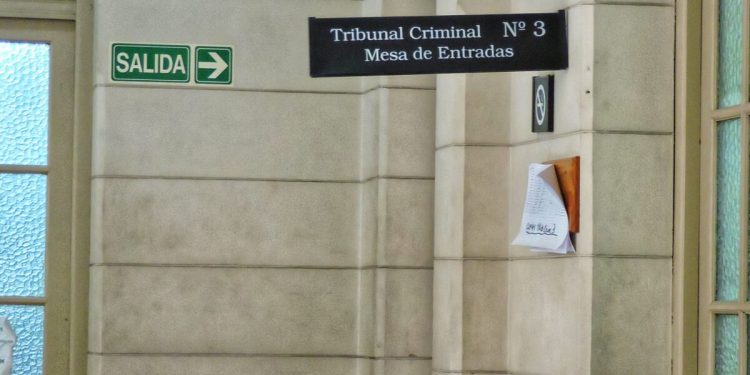 BAHIA BLANCA: Condenan a un hombre a 7 años de prisión por un violento robo en una vivienda  El Tribunal en lo Criminal N°3 condenó, en juicio abreviado, a Iván Ariel Mendoza a la pena de 7 años de prisión por el violento robo que sufrió una familia de Bahía Blanca, en su domicilio particular.
