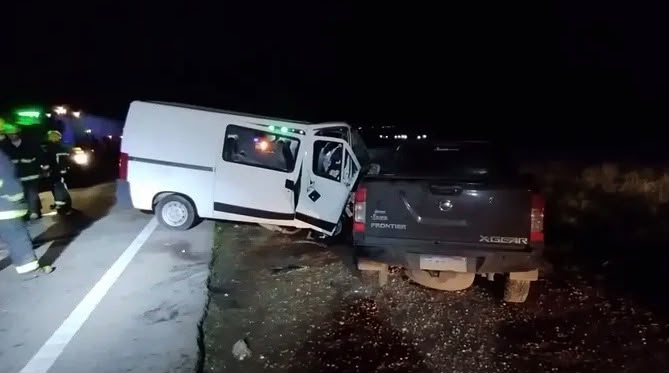 RUTA 33: Chocó una combi con estudiantes de la UTN hay 11 estudiantes heridos Un accidente de tránsito se registró entre Pigüé y Goyena, cuando, por causas que aún se investigan, una Citroën Jumper que trasladaba estudiantes de la UTN impactó contra una Nissan Frontier.