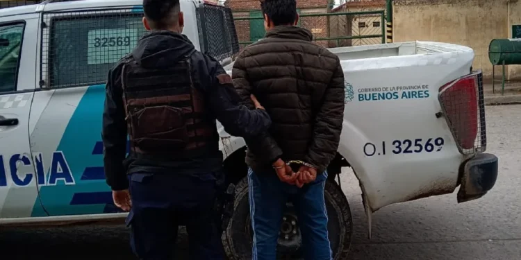 BAHIA BLANCA: Aprehendieron a un hombre acusado de golpear, encerrar y amenazar con prender fuego a su pareja  Un hombre de 30 años fue aprehendido ayer en Bahía Blanca, acusado de golpear, privar de su libertad y amenazar con prender fuego a su pareja, durante un episodio ocurrido en una vivienda ubicada en El Aguaribay al 2400.