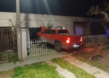 BAHIA BLANCA: Violento choque durante la madrugada: una camioneta terminó contra el frente de una vivienda