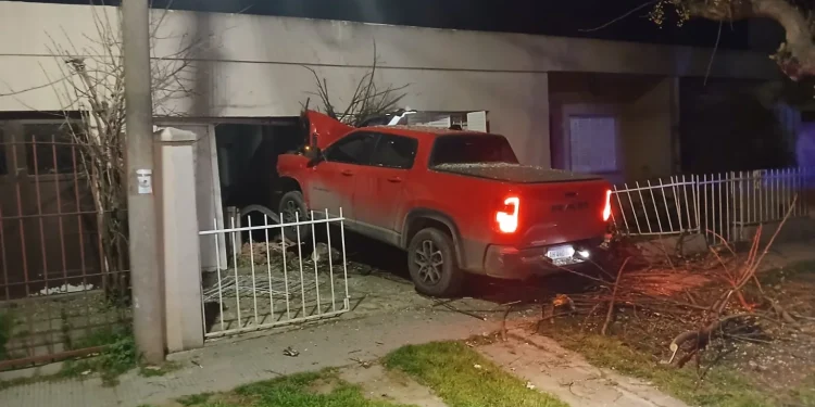 BAHIA BLANCA: Violento choque durante la madrugada: una camioneta terminó contra el frente de una vivienda