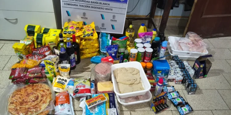 BAHIA BLANCA: Asalto a una despensa «un detenido y un cómplice prófugo tras un operativo policial»  Dos delincuentes irrumpieron anoche en una despensa ubicada en Siempre Verde al 6600, donde amenazaron al propietario con una escopeta y lo golpearon en la cabeza con la culata del arma. Tras sustraer dinero y mercadería, escaparon a bordo de una Renault Kangoo que también fue robada.