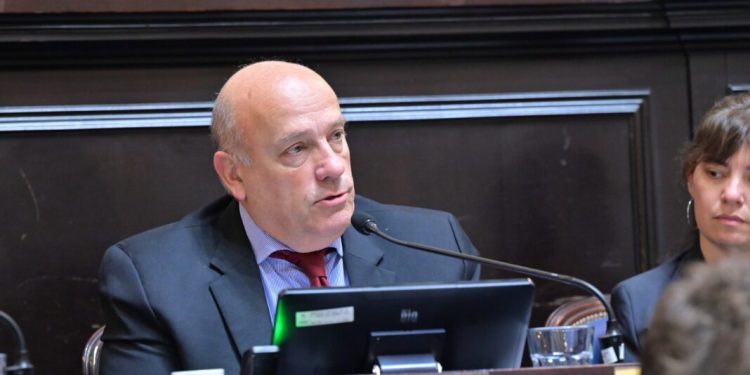 De Leo defendió en plena sesión el régimen de zona fría: “No es cierto que hay déficit”  El jefe del bloque de diputados bonaerenses de la Coalición Cívica (CC), Andrés de Leo, volvió a rechazar el recorte al Régimen de Zona Fría por parte del Gobierno nacional.