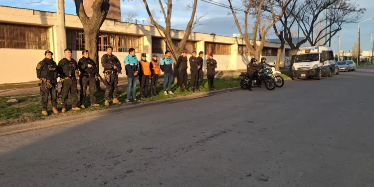 BAHIA BLANCA: Megaoperativo policial en las “zonas calientes”: identificaron a 330 personas y secuestraron vehículos  Un total de 110 efectivos participaron de un amplio despliegue preventivo realizado en distintos barrios de Bahía Blanca. Hubo siete aprehendidos, entre ellos cinco mayores por tenencia de estupefacientes, un menor que intentó escapar en moto y dos hombres vinculados a causas judiciales.