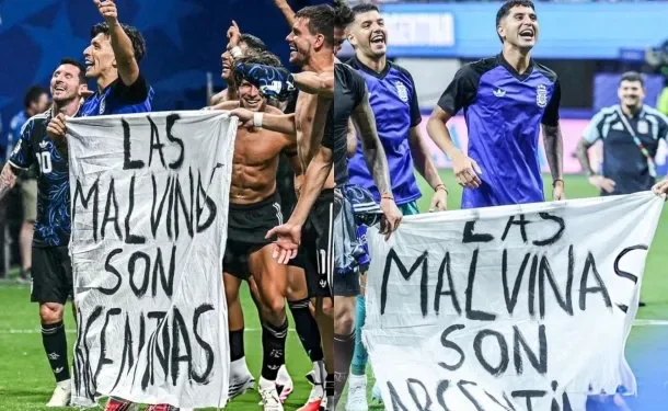 Dura sanción de FIFA a AFA: multa millonaria por la bandera de Malvinas en el Mundial 2026 El organismo castigó a la Asociación del Fútbol Argentino con una multa de 321 mil dólares por diferentes infracciones cometidas por los hinchas durante el Mundial 2026.