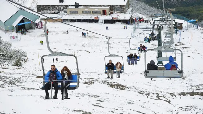 Fin de semana largo: viajaron más turistas, pero cayó el gasto real Más de 1,07 millones de personas recorrieron distintos destinos del país y generaron un impacto económico de $245.907 millones. Sin embargo, el gasto total cayó 6,3% y la estadía promedio se redujo a dos días frente a 2023.