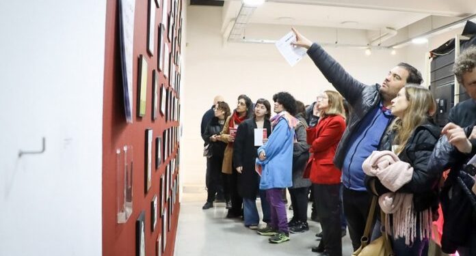 BAHIA BLANCA: Bienal Nacional de Arte 2026  La Bienal Nacional de Arte 2026, “El eco de un sonido que jamás se produjo. Cita, versión, copia en el arte y en la vida”, podrá visitarse en el MAC (Sarmiento 450) hasta el 6 septiembre, con entrada libre y gratuita.