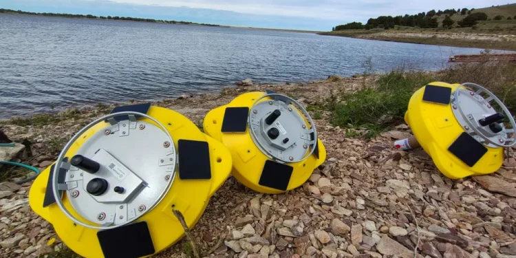BAHIA BLANCA: Las boyas que vencen a las cianobacterias en el dique Paso de las Piedras  En el embalse que abastece de agua a Bahía Blanca y alrededores se utilizan boyas con paneles solares que inhiben el crecimiento celular de las cianobacterias. Un proyecto de la Universidad Nacional del Sur y el Conicet.