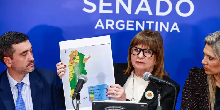 El gobierno no consiguió los votos y retira el capítulo de extranjerización de tierras El oficialismo excluyó de la sesión de mañana la iniciativa para habilitar un mayor porcentaje de sesión de tierras a extranjeros. Intentará votar el resto de los capítulos, relacionado con desaolojos y manejo de terrenos incendiados, entre otros puntos.