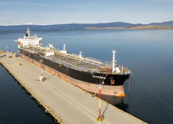 El peronismo pide informes al Gobierno por el amarre del petrolero británico en Ushuaia
