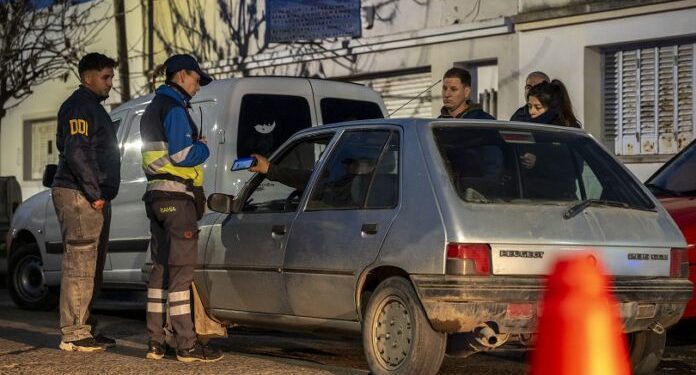 BAHIA BLANCA: 16 conductores potencialmente peligrosos fuera de circulación  Entre el 24 y el 30 de agosto, la División de Control Ordenamiento Urbano retiró de las calles de Bahía Blanca a 15 conductores por dar positivo en los tests de alcoholemia y a 1 por consumo de estupefacientes.