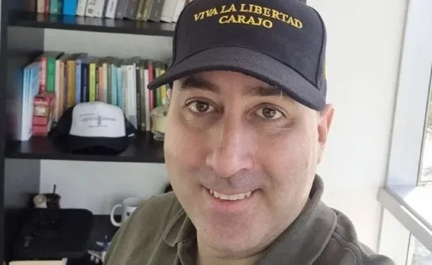 Detuvieron en Bolivia al exasesor de LLA Fernando Cerimedo  El consultor político fue apresado por la Policía Boliviana cuando intentaba abordar un vuelo de Aerolíneas Argentinas con destino a Buenos Aires.