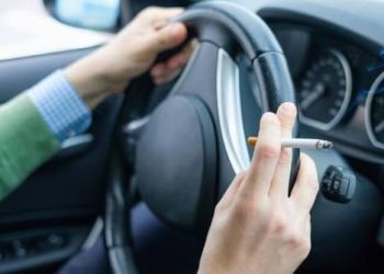 Diputados vuelven a la carga contra el cigarrillo: proponen multas por fumar en el auto