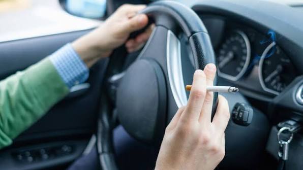 Diputados vuelven a la carga contra el cigarrillo: proponen multas por fumar en el auto