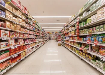 Los hogares ajustan el gasto: crecen los pagos de servicios y caen las compras