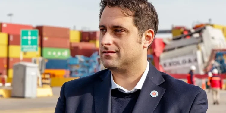Provincia oficializó la nueva conformación del Consejo Portuario: ¿quiénes lo integran?  Es el organismo que asesora al Ejecutivo en la elaboración de la política portuaria. Será presidido hasta 2028 por Juan Cruz Lucero. Cuenta con representantes de los consorcios de gestión, las cámaras empresarias y los gremios del sector.