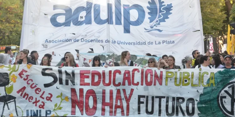 Docentes inician una nueva semana de protestas por la Ley de Financiamiento Universitario  Docentes, no docentes y estudiantes comienzan una nueva semana de protestas en defensa de la Ley de Financiamiento Universitario.