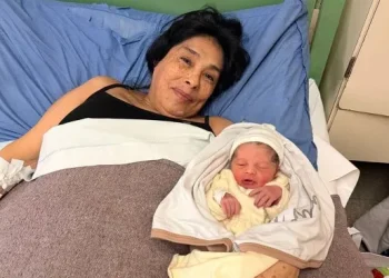 Histórico nacmiento: tuvo un hijo a los 62 años y se convirtió en la mujer con mayor edad de la Argentina en ser madre