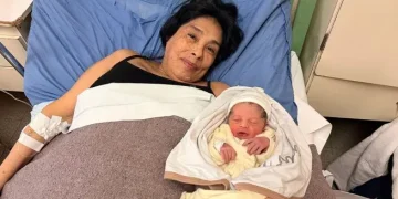 Histórico nacmiento: tuvo un hijo a los 62 años y se convirtió en la mujer con mayor edad de la Argentina en ser madre