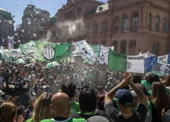 Sindicatos y organizaciones sociales marchan para denunciar el endeudamiento familiar