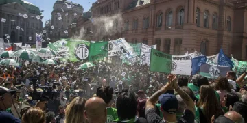 Sindicatos y organizaciones sociales marchan para denunciar el endeudamiento familiar