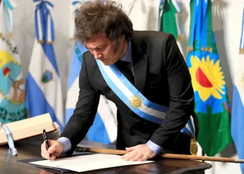 La Corte Suprema puso límites a los DNU de Macri y dejó una advertencia para Milei