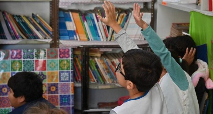 BAHIA BLANCA: “Quédate en la Escuela” cuadruplicó su alcance y fortalece la continuidad escolar en Bahía  Impulsada conjuntamente por el Municipio de Bahía Blanca y la Jefatura Distrital de Educación, la iniciativa pasó de atender 550 en su primer año de implementación en 2024 a 2.100 alumnos en la actualidad. Según el último relevamiento, 8 de cada 10 estudiantes que participan del programa mejoraron significativamente su asistencia a clases.