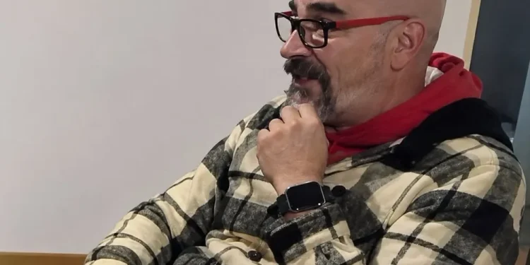 Estupor en Sierra de la Ventana: debutó en un streaming y murió de un infarto en la transmisión  El comunicador Pablo Balario se descompensó a poco de iniciado el primer envío del canal de streaming regional Comadreja TV.