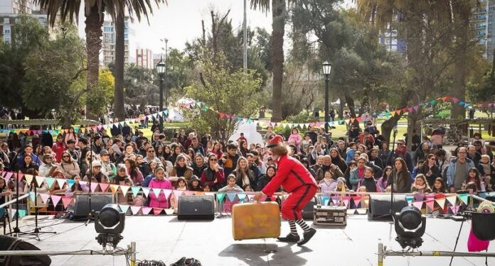 BAHIA BLANCA: En otra jornada llena de color y alegría, Bahía celebró una nueva edición de Plaza Viva  Con enorme éxito, Bahía volvió a disfrutar de una tarde para el recuerdo, este sábado en el marco de una nueva edición de Plaza Viva, en la Plaza Rivadavia y el microcentro de la ciudad, en el marco de las celebraciones por el Día de las Infancias.