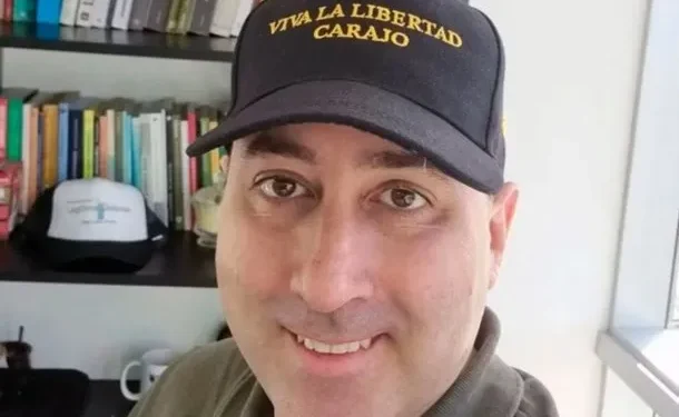 El Gobierno se despega de Fernando Cerimedo, pero admite sus 13 ingresos a la Casa Rosada  El vocero presidencial Adrián Ravier aseguró que Javier Milei no tiene relación con el consultor desde 2023, aunque admitió que pisó Casa Rosada en 2024.