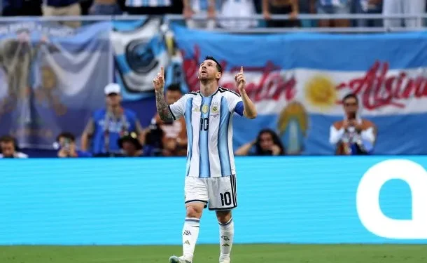 Messi anunció que se retira de la Selección argentina  Lionel Messi anunció su retiro de la Selección Argentina. El capitán publicó un emotivo mensaje de despedida en sus redes sociales.