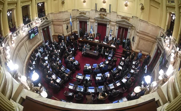 Tras el revés a la Ley de Tierras, el Senado sesiona este jueves con una masiva protesta en la calle  La sesión arrancará con una dura disputa reglamentaria por las conexiones virtuales y una fuerte marcha de gremios y movimientos sociales frente al Congreso.