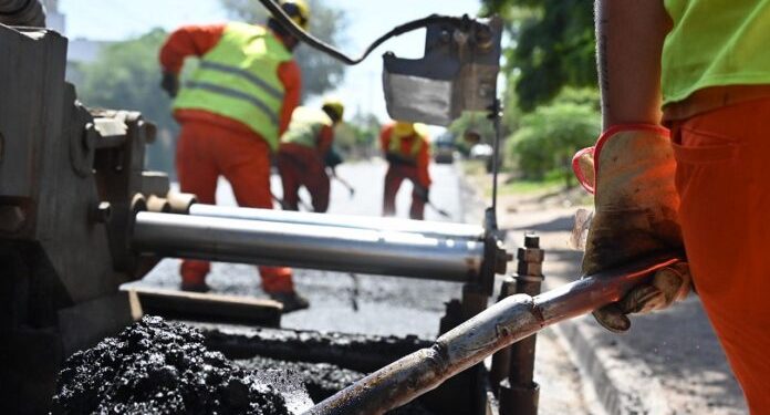 BAHIA BLANCA: Inició la transformación de uno de los principales accesos a Bahía  El intendente municipal, Federico Susbielles, inspeccionó el inicio de la obra de pavimentación en calle Pacífico, una arteria clave para el acceso a la ciudad y que, por su avanzado estado de deterioro, era un reclamo de varios años de vecinos de los barrios Maldonado, Vista Alegre y Puertas del Sur, entre otros.