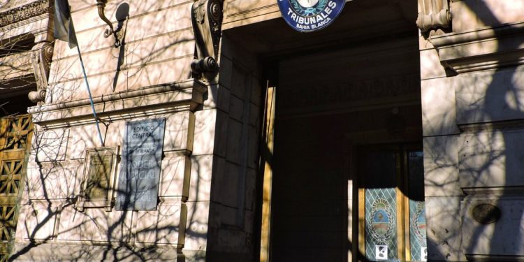 BAHIA BLANCA: Condenan a un hombre a 4 años de prisión por tener marihuana para la venta  El Tribunal en lo Criminal N° 3 condenó, en juicio abreviado, a Federico Daniel Carota a la pena de 4 años de prisión por tener droga para la venta en Bahía Blanca.