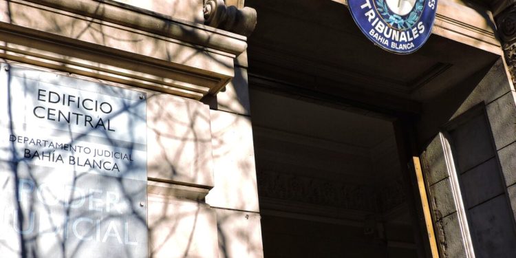 BAHIA BLANCA: Condenan a un hombre a 8 años de prisión por abusar de su sobrina  El Tribunal Oral Criminal N.º 1 condenó a un hombre a la pena de 8 años de prisión por haber abusado de su sobrina, menor de edad, en dos domicilios de Bahía Blanca.