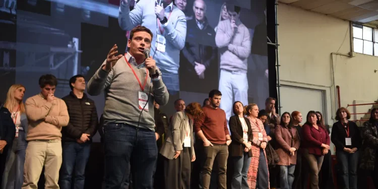 La UCR bonaerense renovó su Convención en una jornada política intensa y ahora apunta a dar la pelea en 2027  El platense Pablo Nicoletti asumió al frente del órgano que define las alianzas del partido. Un sector rompió con la conducción. Hubo un acto en Atenas con más de 2000 dirigentes.