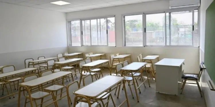 Un paro de un sector disidente de los docentes impacta en varios distritos  Se trata de Suteba Multicolor que el martes se movilizó en La Plata. Cómo puede impactar en el dictado de clases.