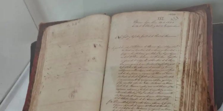 Hallazgo sobre Malvinas: revelan una carta inédita de 1833 con un duro reclamo argentino frente a los ingleses  Un hallazgo histórico en Tucumán permitió recuperar un texto clave que relata cómo se comunicó la ocupación inglesa en las Islas Malvinas durante 1833.