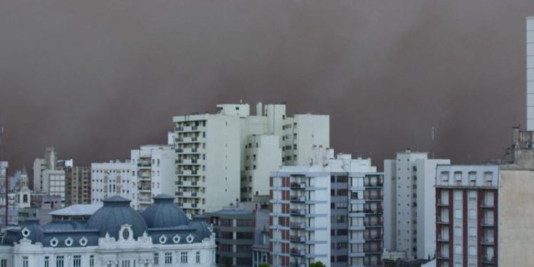 BAHIA BLANCA: Doble alerta amarilla para este domingo «tormentas por la mañana y fuertes vientos por la tarde»  El Servicio Meteorológico Nacional emitió una doble alerta amarilla para este domingo. Se esperan tormentas durante las primeras horas del día y un marcado incremento del viento hacia la tarde y la noche, con ráfagas que podrían alcanzar los 55 km/h.