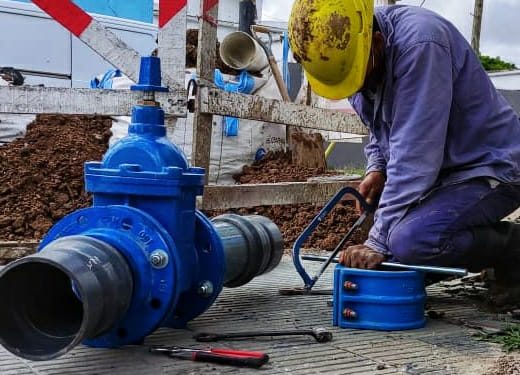 ABSA confirmó un extenso corte de agua en Bahía Blanca: comenzará el viernes y se extenderá hasta el domingo  La interrupción estará vinculada a los trabajos para conectar una nueva cisterna de 30 millones de litros en la Planta Patagonia. Desde la empresa recomendaron a los vecinos realizar reservas y anticiparon un operativo con camiones y cisternas fijas en distintos barrios.