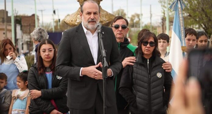 141º Aniversario de Ingeniero White: Susbielles destacó el esfuerzo de la comunidad y anunció un nuevo Centro de Salud, obras hidráulicas y más pavimento  El intendente municipal Federico Susbielles encabezó el acto central por el 141º aniversario de Ingeniero White, llevado a cabo junto al busto de Guillermo White en la avenida San Martín.