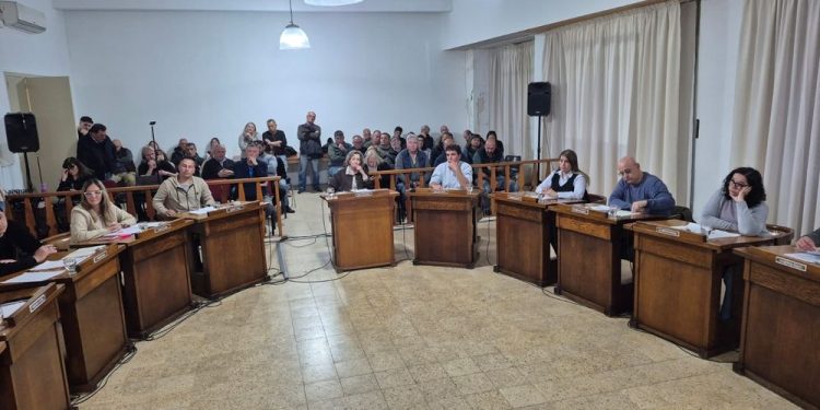 TORNQUIST: HCD Se aprobó la creación de la zona residencial extraurbana en Tornquist El Honorable Concejo Deliberante de Tornquist trató el expediente Nº 254/26, iniciado por la Secretaría de Obras y Servicios Públicos y referido a la creación de la Zona Residencial Extraurbana de Tornquist, una iniciativa que generó dos dictámenes y terminó definiéndose tras un empate en el recinto.