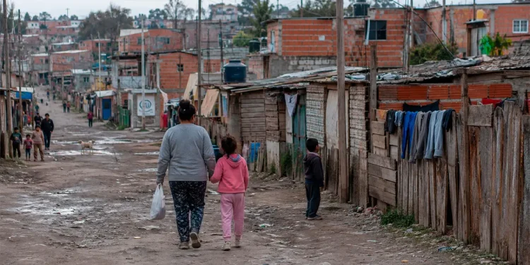 Estiman 1,7 millones de nuevos pobres durante el primer semestre  Según una consultora privada, la pobreza habría quebrado tres períodos consecutivos de mejora por el freno de los ingresos y el deterioro del empleo formal.